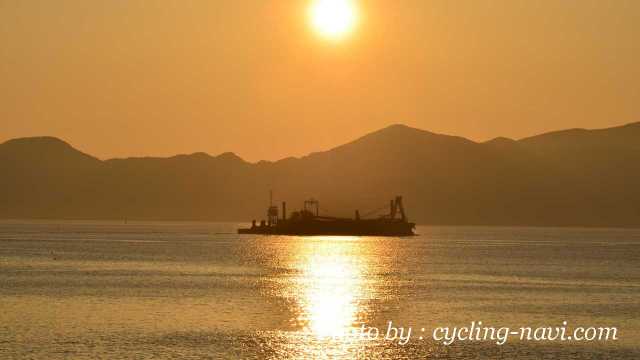 夕陽 海 船